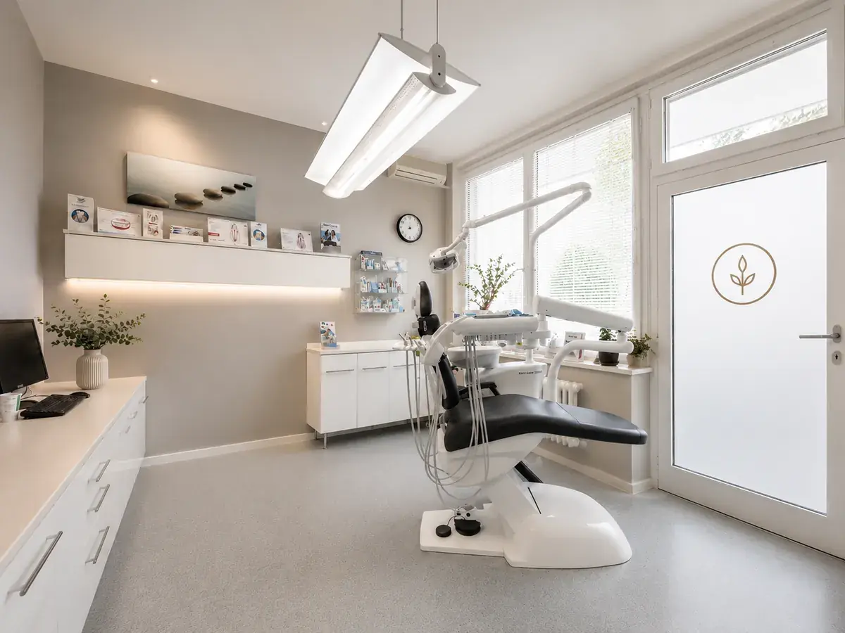 Modernes Behandlungszimmer der Zahnarztpraxis Spring in Berlin-Tegel Modernes Behandlungszimmer der Zahnarztpraxis Spring in Berlin-Tegel